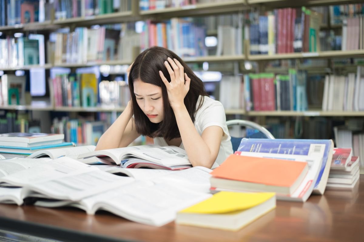 Mahasiswa belajar di perpustakaan